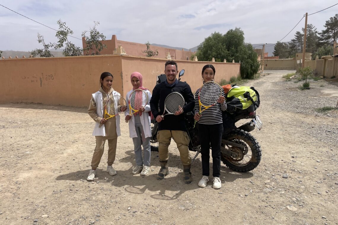Parte de moto para levar ténis a crianças de Marrocos,  Mauritânia e Senegal