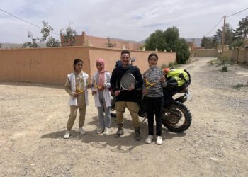 Parte de moto para levar ténis a crianças de Marrocos,  Mauritânia e Senegal