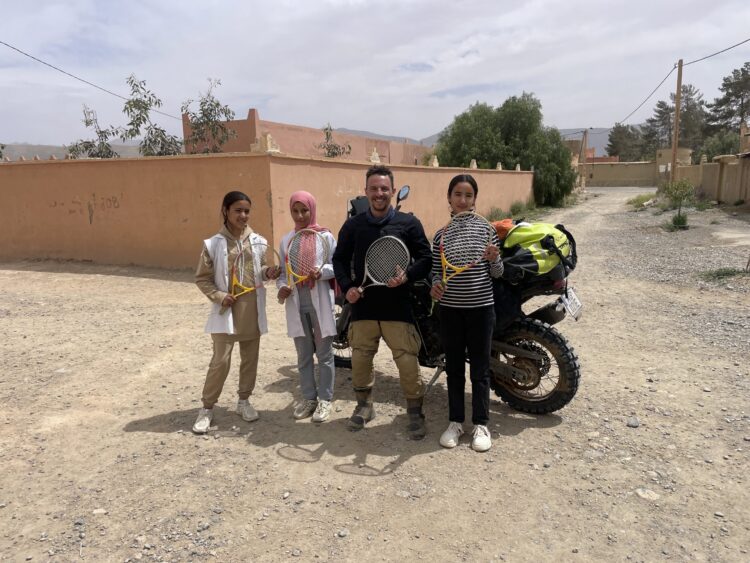 Parte de moto para levar ténis a crianças de Marrocos,  Mauritânia e Senegal