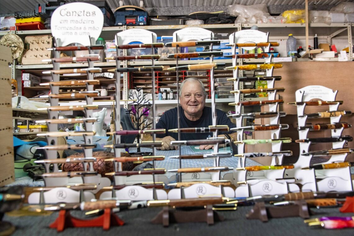 O “artesão moderno” de Leiria que ensina a fazer canetas em madeira