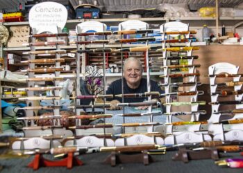 O “artesão moderno” de Leiria que ensina a fazer canetas em madeira