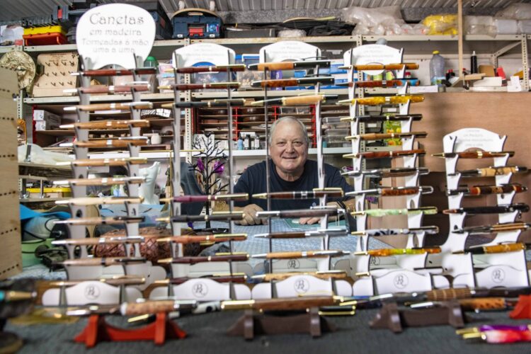 O “artesão moderno” de Leiria que ensina a fazer canetas em madeira