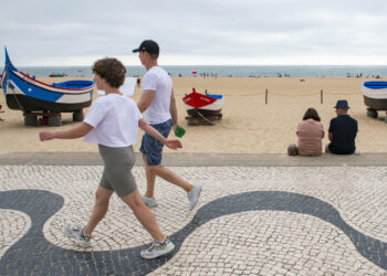 Mais de 100 pessoas assistidas devido a contaminação da água na praia da Nazaré