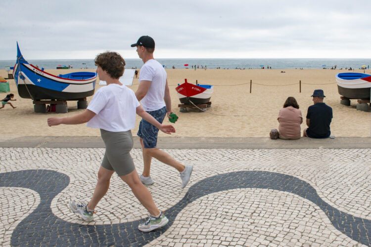 Mais de 100 pessoas assistidas devido a contaminação da água na praia da Nazaré
