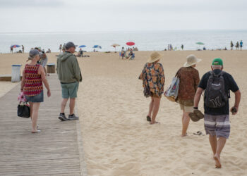 Praia da Nazaré encontra-se interditada a banhos