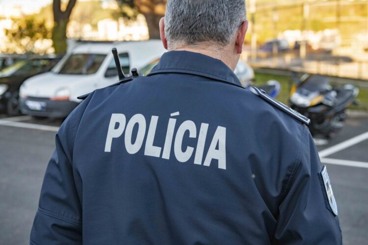 Furtou, foi detido pela PSP. Voltou a assaltar e agora está preso