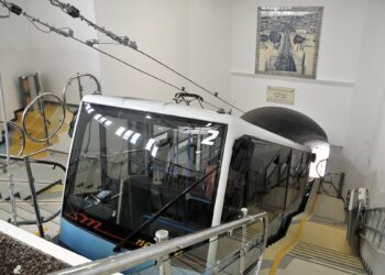 Ascensor da Nazaré parado para manutenção