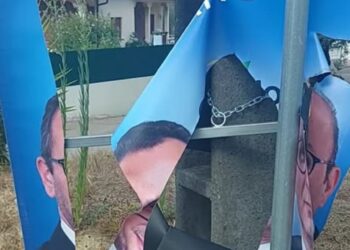 Cartaz de campanha do PS vandalizado em Leiria