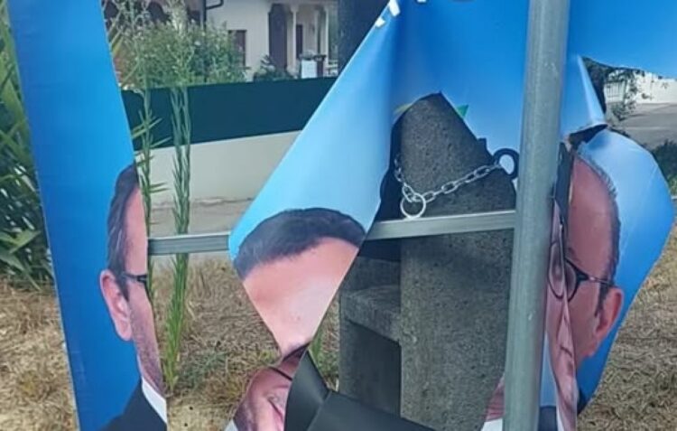 Cartaz de campanha do PS vandalizado em Leiria
