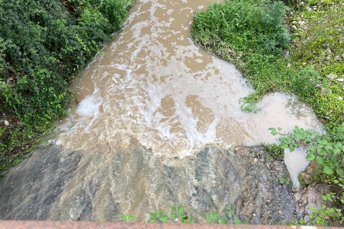 Comissão denuncia nova descarga na ribeira dos Milagres em madrugada de chuva