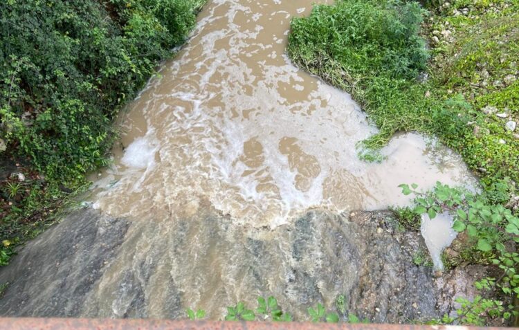 Comissão denuncia nova descarga na ribeira dos Milagres em madrugada de chuva