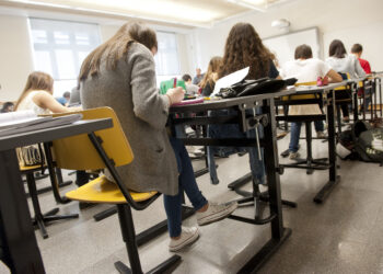 Escolas da região escolhem manter os manuais em papel em detrimento do digital