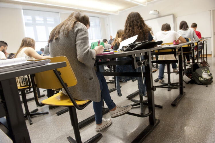 Escolas da região escolhem manter os manuais em papel em detrimento do digital