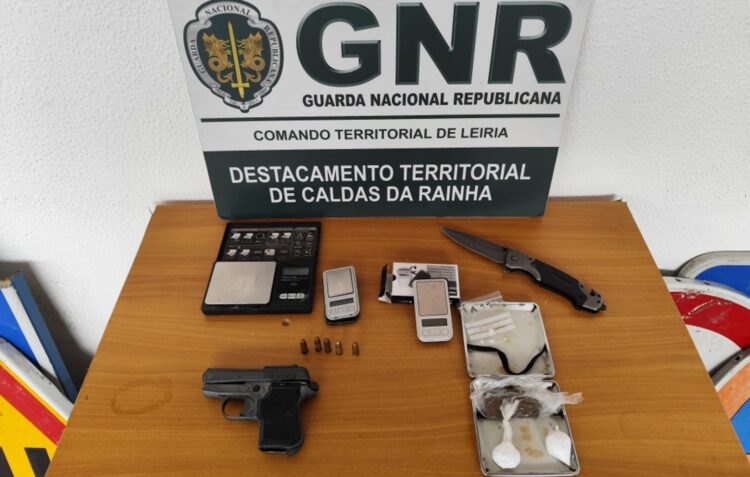 Seis homens detidos em Alcobaça por tráfico de droga e posse de arma proibida