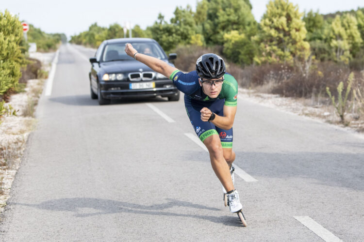 Na estrada para São Pedro de Moel, jovem patina pelo sonho de ir ao Mundial