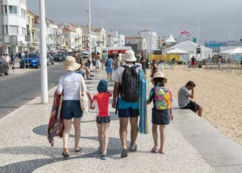 Na Praia da Nazaré, água está de novo própria para banhos