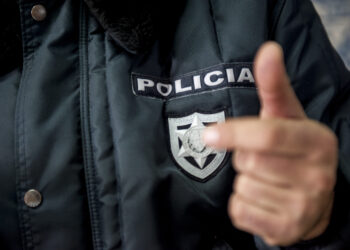 Furto em supermercado termina com dois detidos por agressão e injúrias a polícias