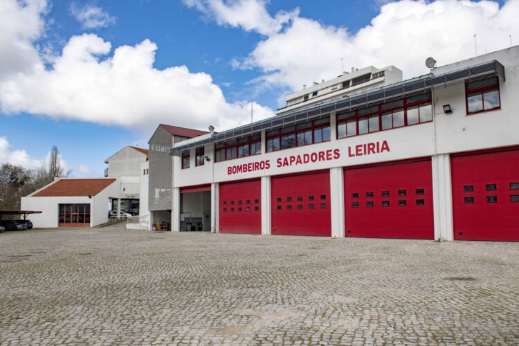Recém-nascido abandonado à porta dos Bombeiros Sapadores de Leiria
