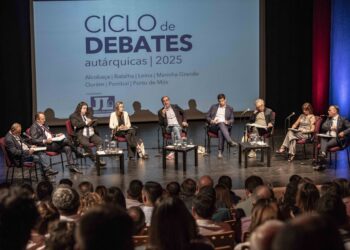 Leiria: Num debate com casa cheia, houve  troca de ideias, de presentes e de farpas