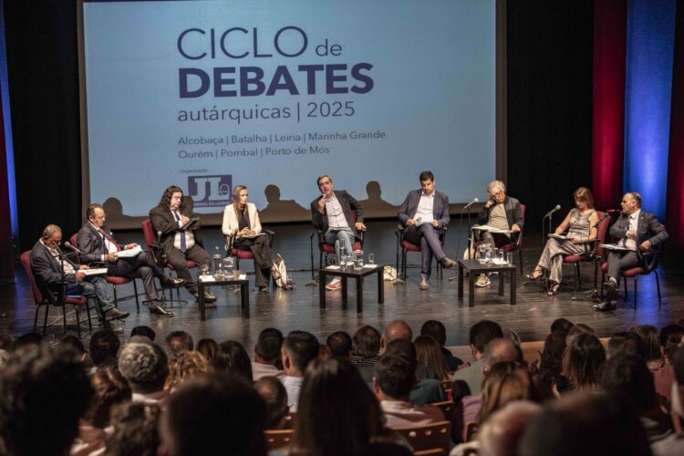 Leiria: Num debate com casa cheia, houve troca de ideias, de presentes e de farpas