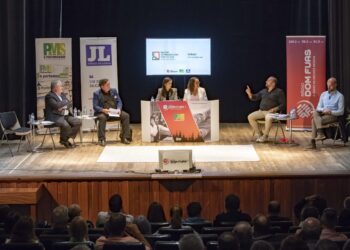 Debate em Porto de Mós: Trocas de galhardetes, uma falta e um minuto de silêncio recusado