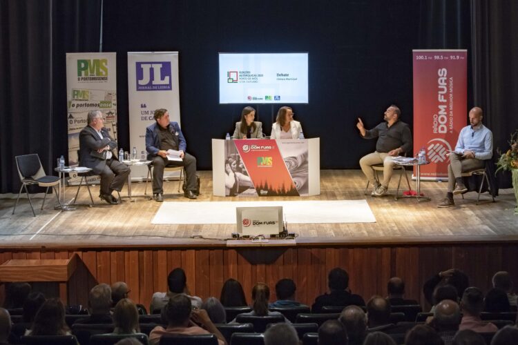Debate em Porto de Mós: Trocas de galhardetes, uma falta e um minuto de silêncio recusado