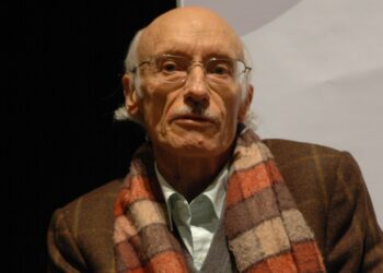 Guilherme Valente doa revistas de banda desenhada à biblioteca municipal de Leiria