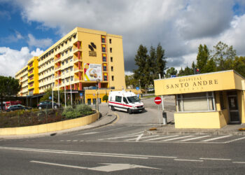 Bebé abandonado junto aos Sapadores de Leiria está bem. Terá um dia de vida