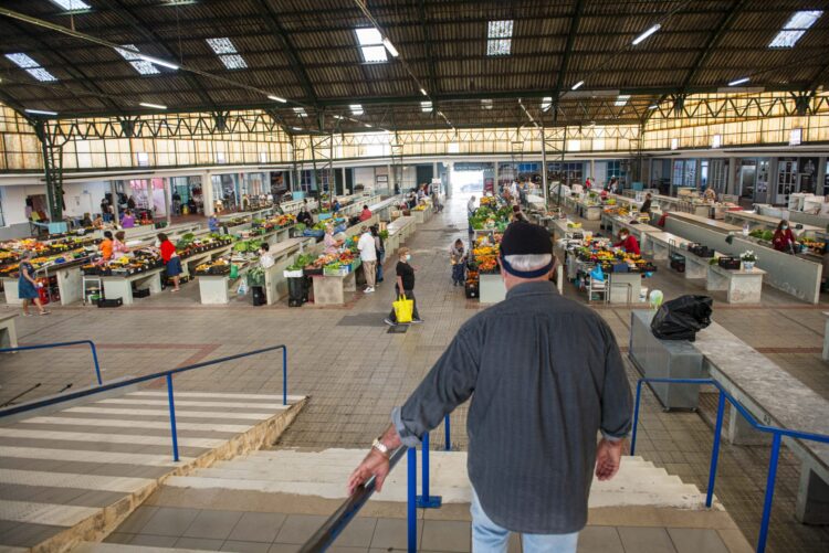 Queixas de concorrência desleal à porta do mercado municipal