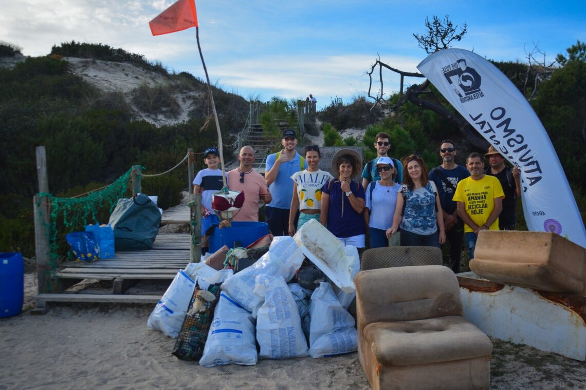 Voluntários retiram 200 quilos de lixo da praia do Vigão, em Leiria