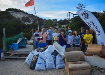 Voluntários retiram 200 quilos de lixo da praia do Vigão, em Leiria