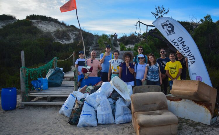 Voluntários retiram 200 quilos de lixo da praia do Vigão, em Leiria
