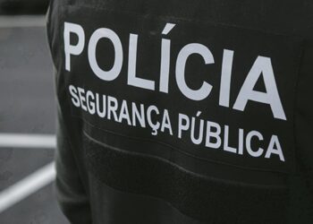 Tentou estrangular a mulher e ameaçou-a com um machado. Foi detido pela PSP de Leiria