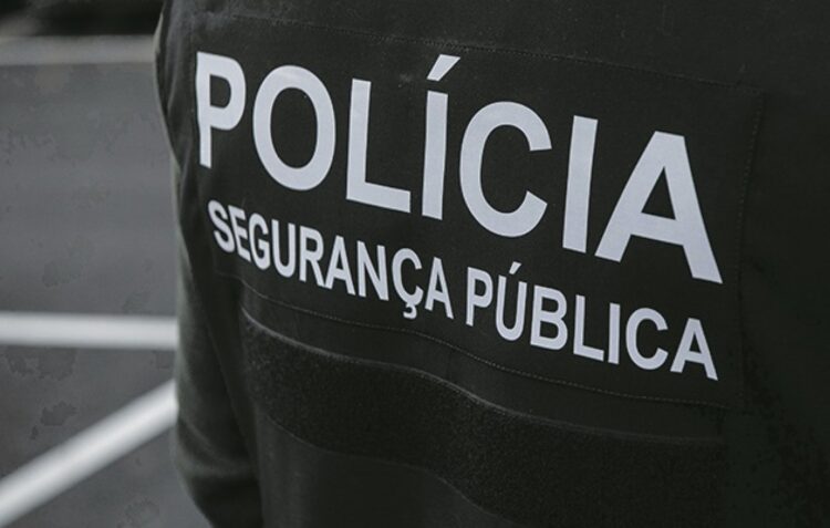 Tentou estrangular a mulher e ameaçou-a com um machado. Foi detido pela PSP de Leiria