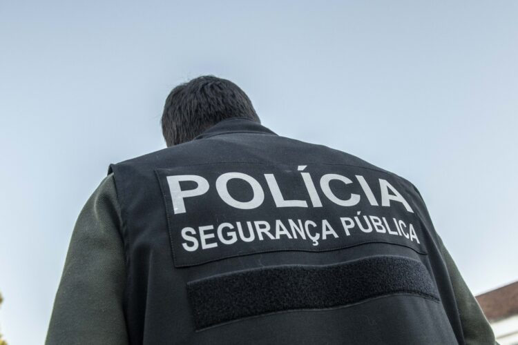 Pai agride filho com deficiência grave em zona pública
