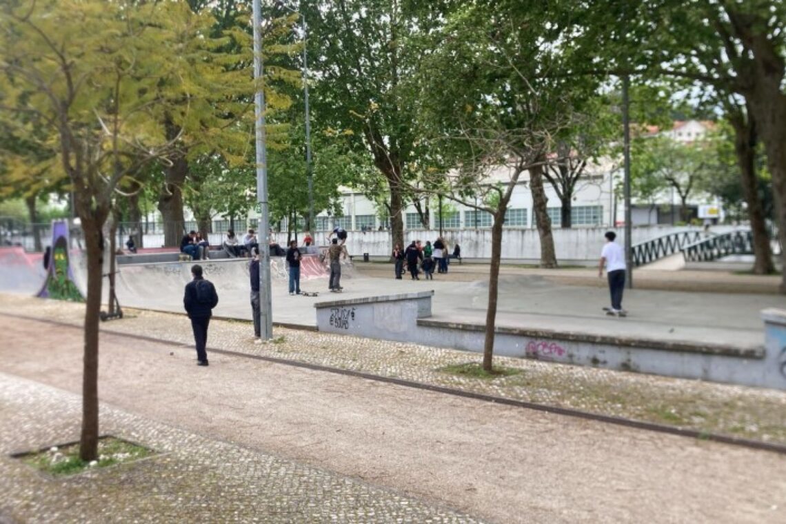 PSP recupera trotineta furtada e encontra droga no caixote do lixo do parque do avião