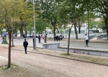 PSP recupera trotineta furtada e encontra droga no caixote do lixo do parque do avião
