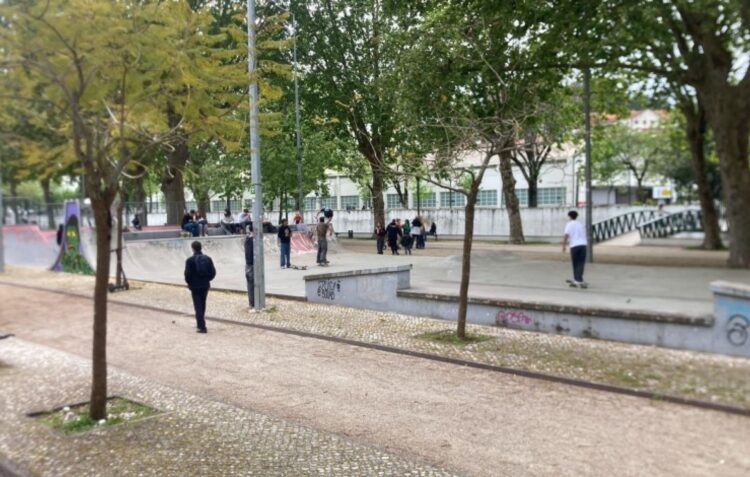 PSP recupera trotineta furtada e encontra droga no caixote do lixo do parque do avião