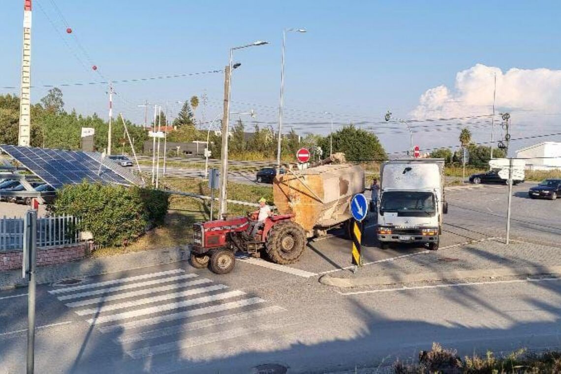 Tractor derruba postes para cima de painéis solares e autoridades demoram a agir