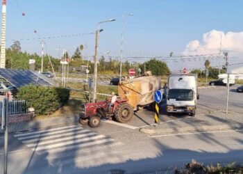 Tractor derruba postes para cima de painéis solares e autoridades demoram a agir