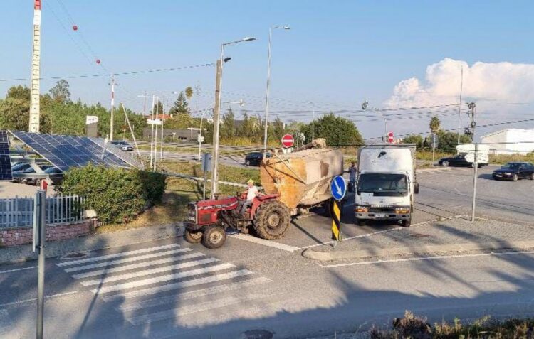 Tractor derruba postes para cima de painéis solares e autoridades demoram a agir