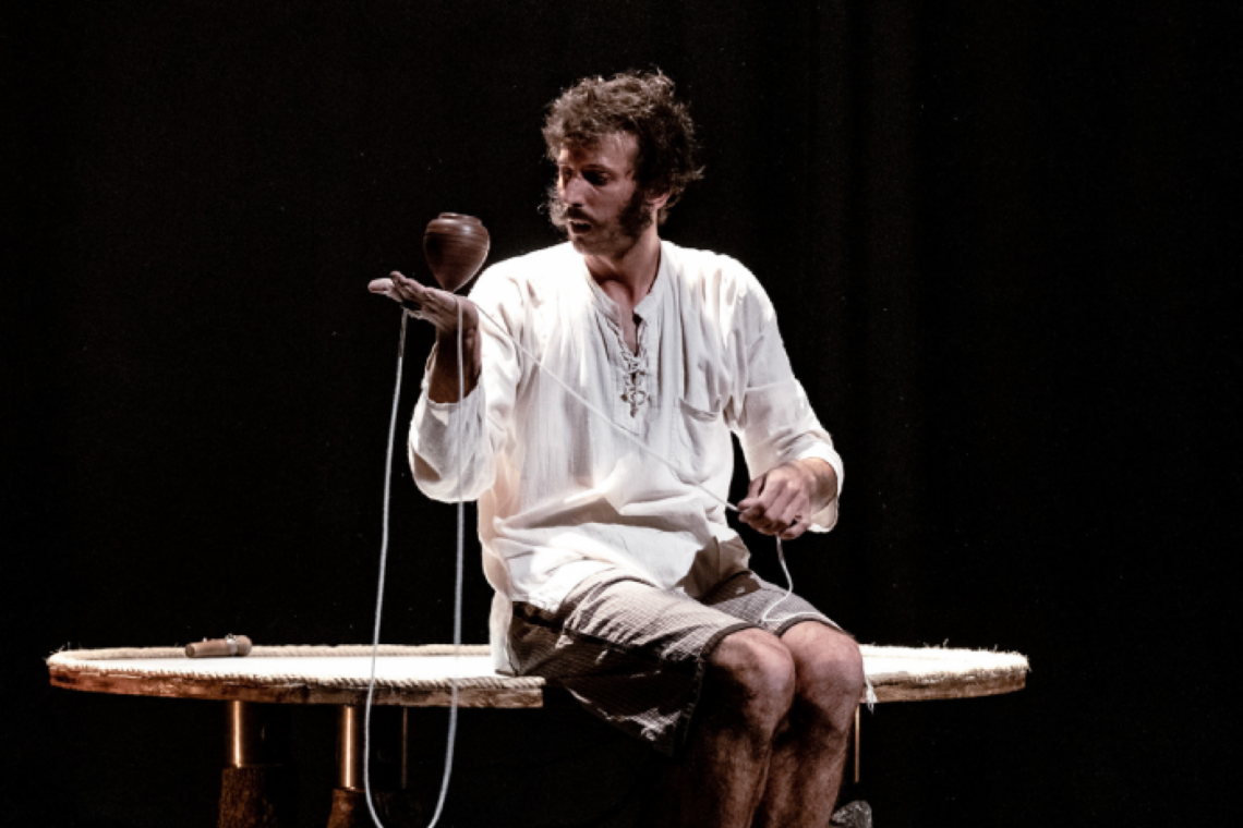 Últimos dias do Acaso com um poema de Torga e o pião de Guillem Vizcaíno