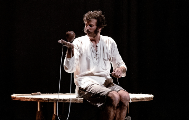 Últimos dias do Acaso com um poema de Torga e o pião de Guillem Vizcaíno