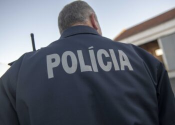 Pai e filho, detidos por carjacking a idosa, ficam em prisão preventiva