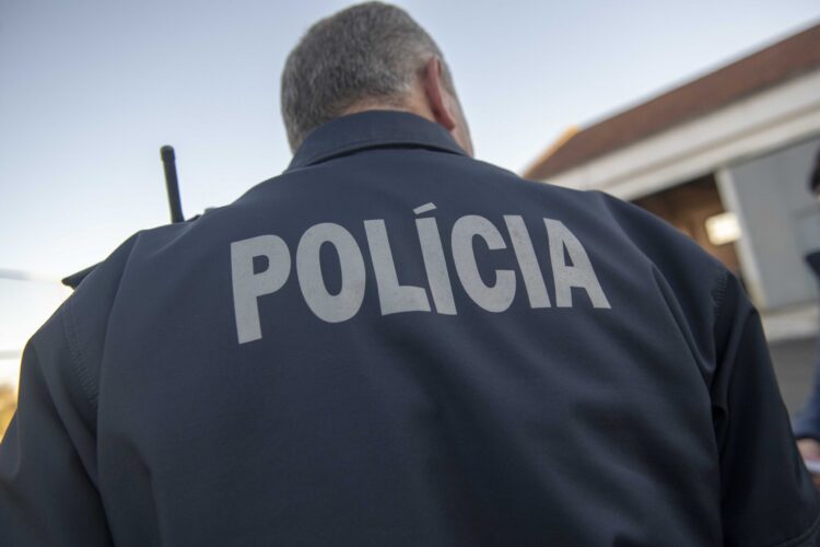 Pai e filho, detidos por carjacking a idosa, ficam em prisão preventiva