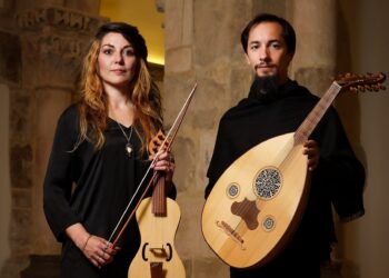 The Wandering Bard: as cantigas do avô  materno de D. Dinis e o luar de Leyriath