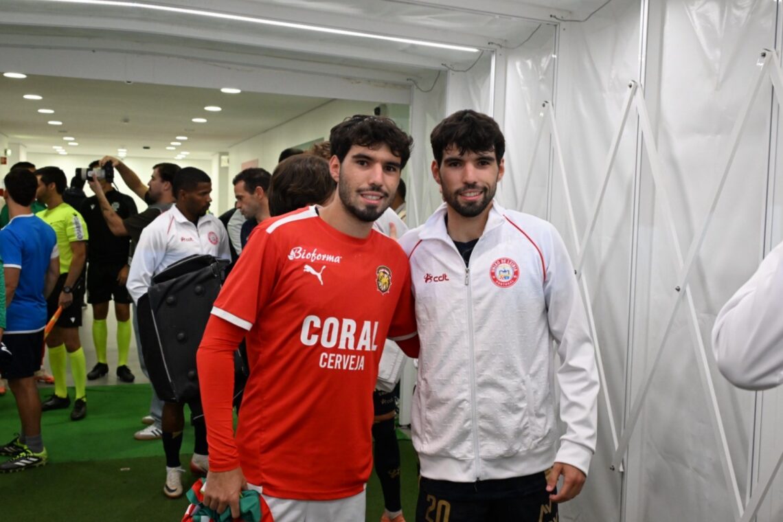 São gémeos e, no jogo da União de Leiria contra o Marítimo, foram adversários. Pai torce pelos dois