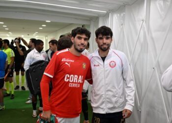São gémeos e, no jogo da União de Leiria contra o Marítimo, foram adversários. Pai torce pelos dois