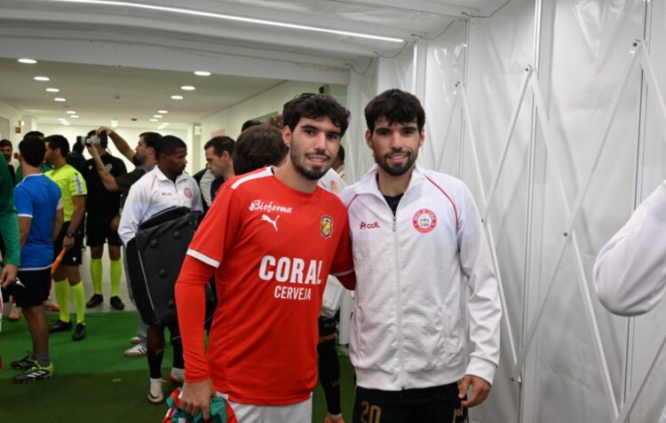 São gémeos e, no jogo da União de Leiria contra o Marítimo, foram adversários. Pai torce pelos dois