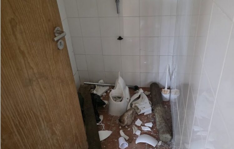 Acto de vandalismo destrói instalações sanitárias no parque do Cotrofe